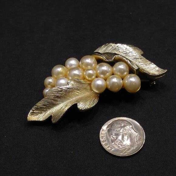 Lisner Faux Pearl Leaf Brooch Gold Plated 1960s Vintage Jewelry Signed - Picture 8 of 10